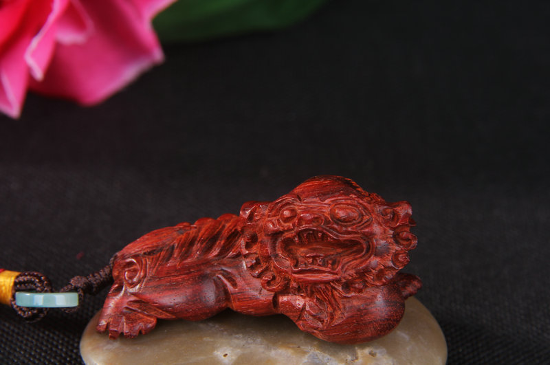 Indian lobular rosewood lion hand piece