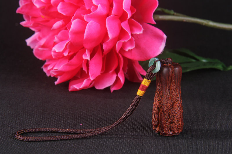 Cabbage lobular rosewood hand piece pendant