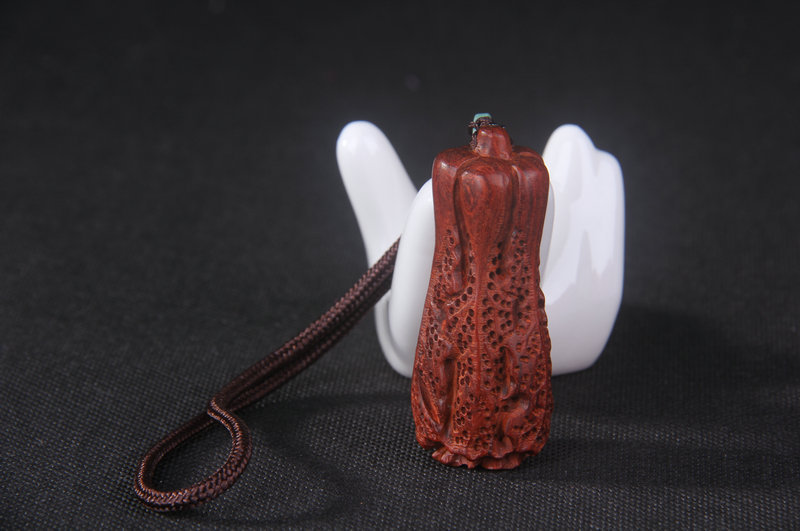 Cabbage lobular rosewood hand piece pendant